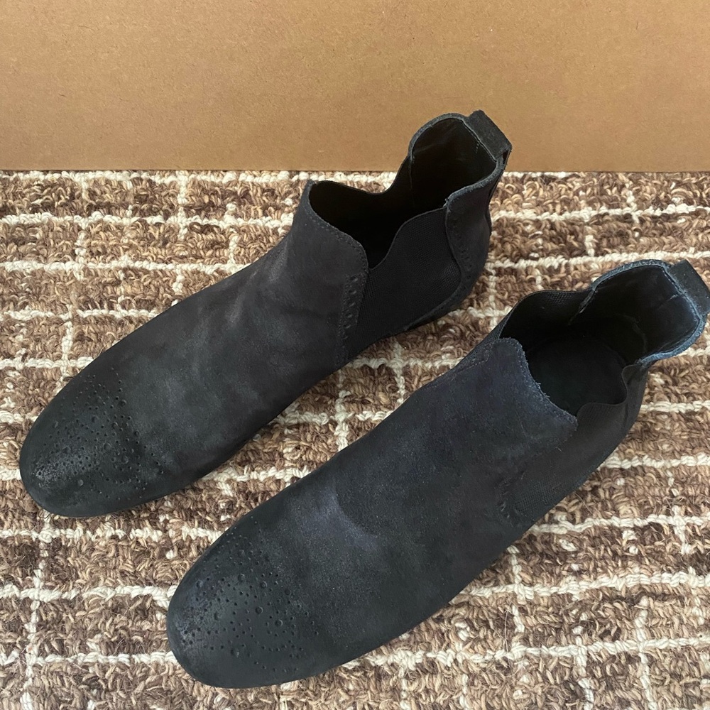 Burberry men’s black suede Chelsea boots - Picture 4 of 5
